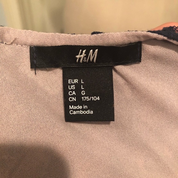 Contrast Lace button-back Blouse - Picture 5 of 5